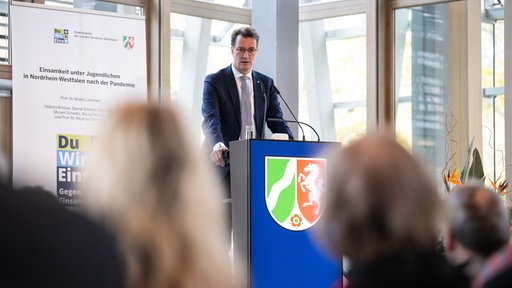 Hendrik Wüst bei der Vorstellung einer Studie zu Einsamkeit unter Jugendlichen