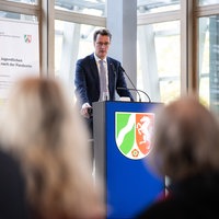 Hendrik Wüst bei der Vorstellung einer Studie zu Einsamkeit unter Jugendlichen