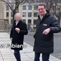Ministerpräsident Wüst trifft auf Straßenfotograf Fabiano