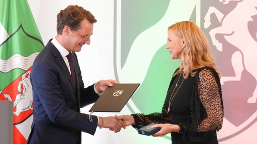 Wüst überleiht Veronica Ferres den Landesverdienstorden