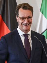 Wüst bei der Verleihung des Landesverdienstordens