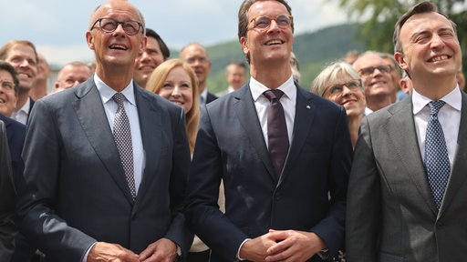 Friedrich Merz und Hendrik Wüst in Meschede auf einer Klausur der CDU. Sie stehen nebeneinander.