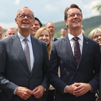 Friedrich Merz und Hendrik Wüst in Meschede auf einer Klausur der CDU. Sie stehen nebeneinander.
