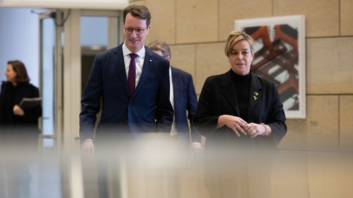 Hendrik Wüst (CDU) und Mona Neubaur (Grüne) auf dem Weg zur Jahresauftakt-Pressekonferenz