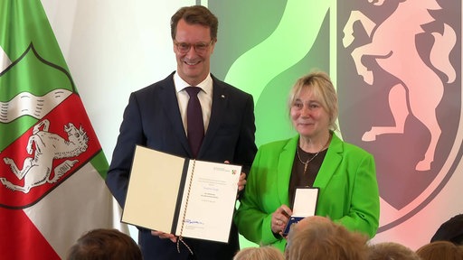 Hendrik Wüst verleiht Susanne Saage Landesverdienstorden