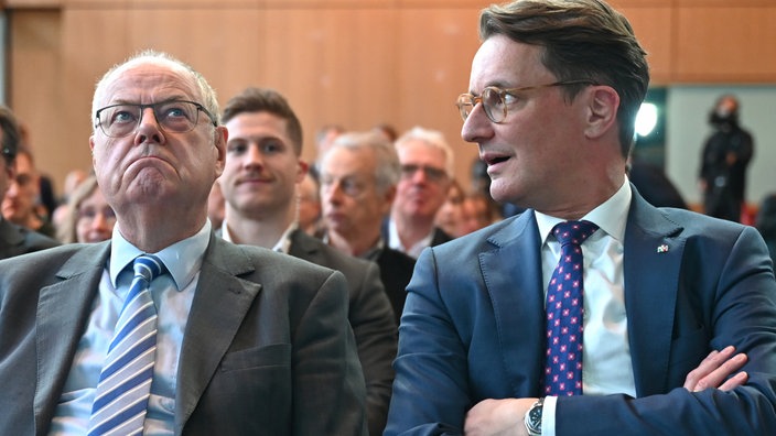 01.12.2025, Berlin: Hendrik Wüst, (r.) Ministerpräsident des Landes Nordrhein-Westfalen sitzt neben Ex-Ministerpräsident Peer Steinbrück (l. SPD). 