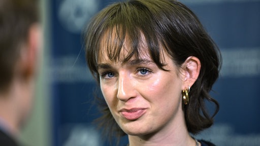 Yanni Gentsch bei der Pressekonferenz zu ihrer Petition "Voyeur-Aufnahmen strafbar machen"