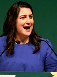 9.06.2024, Nordrhein-Westfalen, Oberhausen: Yazgülü Zeybek, Landesvorsitzende der Grünen in Nordrhein-Westfalen, spricht bei der Landesdelegiertenkonferenz der Grünen in der Luise-Albertz-Halle. Die Partei wählte heute den Landesvorstand neu.