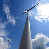 06.06.2023, Nordrhein-Westfalen, Bad Berleburg: In Nordrhein-Westfahlen dürfen Windräder künftig unter strengen Voraussetzungen näher an Wohnhäuser heranrücken.