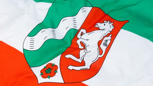 Fahne mit NRW-Landeswappen 