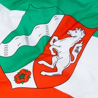 Fahne mit NRW-Landeswappen 