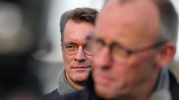 Hendrik Wüst (CDU), Ministerpräsident Nordrhein-Westfalen, steht hinter Bundeskanzler Friedrich Merz (CDU)