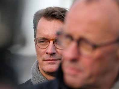 Hendrik Wüst (CDU), Ministerpräsident Nordrhein-Westfalen, steht hinter Bundeskanzler Friedrich Merz (CDU)