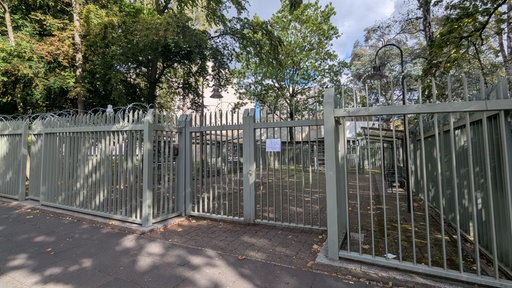 Der Eingang vor dem russischen Konsulat in Bonn. Ein graues Eisentor ist vor dem Konsulat. 