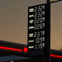 Spritpreisanzeige an einer Tankstelle im Morgengrauen
