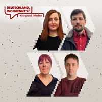 Nicole, Umut, Ingrid und Tobias (von links) schauen in die Kamera. Daneben der rote Schriftzug: Deutschland, wo brennt's? Krieg und Frieden