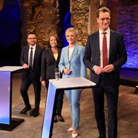 Moderatorinnen Ellen Ehni (mr) und Gabi Ludwig (ml) mit Hendrik Wüst (r), CDU-Spitzenkandidat und Ministerpräsident von Nordrhein-Westfalen, und Thomas Kutschaty (l), SPD-Spitzenkandidat nordrhein-westfälischen SPD, beim TV-Duell der Spitzenkandidaten
