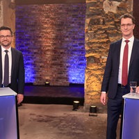 Hendrik Wüst, CDU-Spitzenkandidat und Ministerpräsident von Nordrhein-Westfalen, und Thomas Kutschaty (l), SPD-Spitzenkandidat und Vorsitzender der nordrhein-westfälischen SPD, stehen nebeneinander beim TV-Duell der Spitzenkandidaten