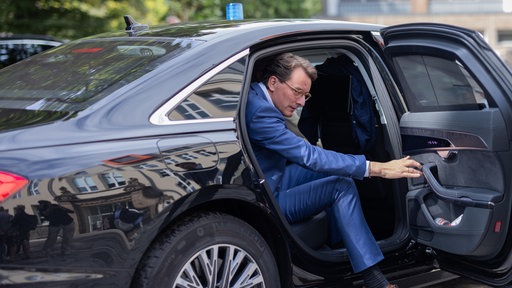 NRW-Ministerpräsident Wüst steigt aus seinem Dienstwagen
