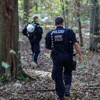 Mehrere Polizisten durchsuchen ein Waldstück im Hambacher Forst