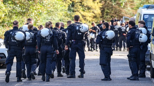Mehrere Polizisten versammeln sich für den Fahndungsstart