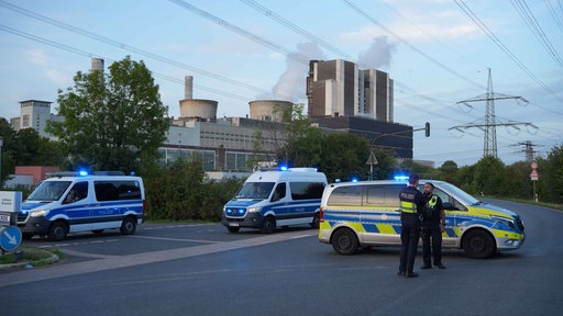 Mehrere Polizeiwagen vor einem Kraftwerk in Eschweiler