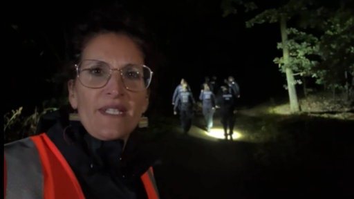 Polizisten durchsuchen den Hambacher Forst nachts am 04.09.2026