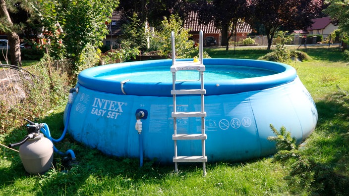 Ein aufblasbarer Swimmingpool in einem Garten