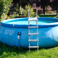 Ein aufblasbarer Swimmingpool in einem Garten