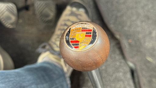 Ein Schalthebel von einem Porsche-Wagen