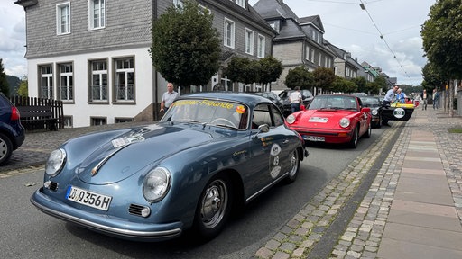 Autos stehen auf einer Straße
