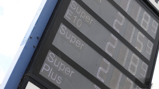 Blick auf die Preisanzeige einer Tankstelle unmittelbar nach 12 Uhr