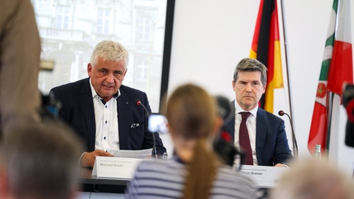 Michael Esser und Ulrich Bremer geben eine Pressekonferenz im Polizeipräsidium.