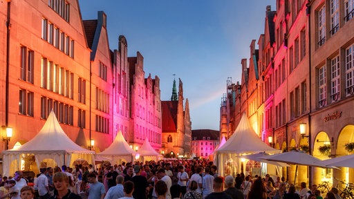 Beleuchtete Gebäude am Prinzipalmarkt in Münster (Archivbild)
