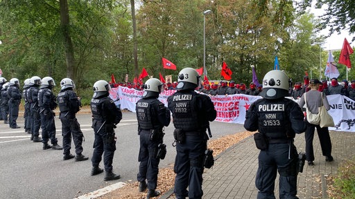 Polizei bei Protestcamp gegen Rüstungsindustrie in Köln