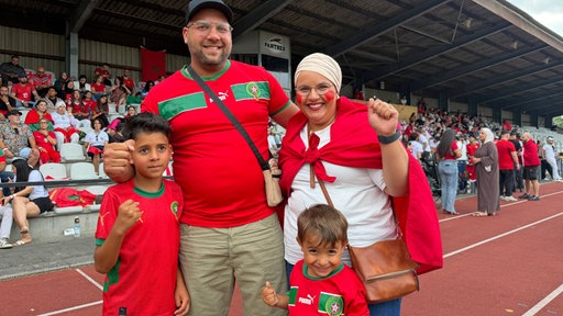 Nadia und Tarik mit ihren beiden Söhnen Sofian und Amir