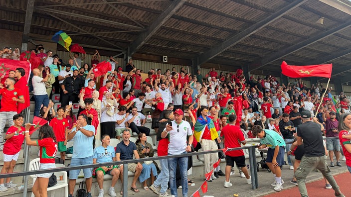 Marokko-Fans jubeln auf der Tribüne im Benrather Stadion
