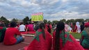 Marokko-Fans sitzen vor der Leinwand im Benrather Stadion