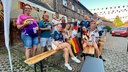 NAchbarn versammeln sich und schauen zusammen das Spiel 