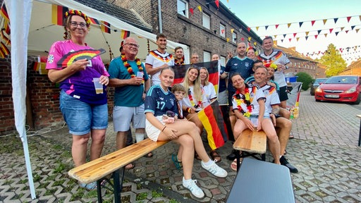 NAchbarn versammeln sich und schauen zusammen das Spiel 