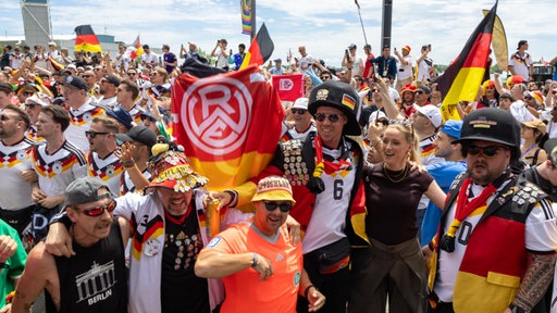  Deutsche Fans vor dem Spiel Deutschland vs Elfenbeinküste