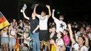 Fans verfolgen auf einer Grossleinwand im Dortmunder Hafengarten das WM-Spiel zwischen Deutschland und der Elfenbeinkueste