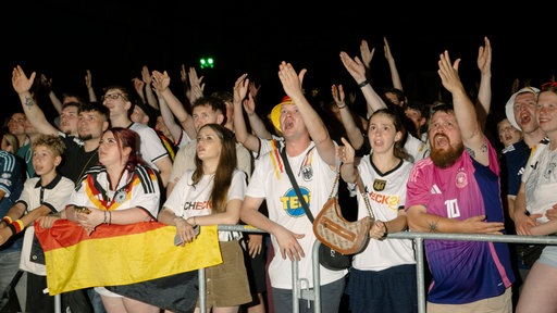 Fans verfolgen auf einer Grossleinwand im Dortmunder Hafengarten das WM-Spiel zwischen Deutschland und der Elfenbeinkueste