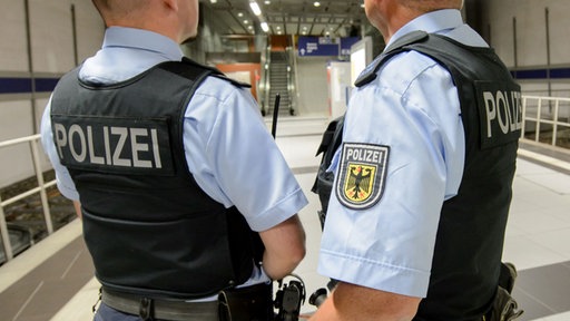 Bundespolizisten an einem Bahnhof