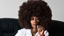 Die senegalesische Urban Soul und Hip Hop Legende Sister Fa nutzt ihre Popularität um auf die Situationen der Frauen in ihrem Heimatland aufmerksam zu machen.
