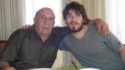 Argentinien-Fan Gabriel Goldsack (r.) und sein Opa