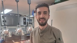 Koch Reyad Danah mit seinem Gericht "Syrische Bratkartoffeln" im Restaurant "Shiraz" in Wuppertal
