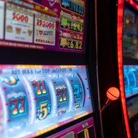 Leuchtende Spielautomaten in einem Casino