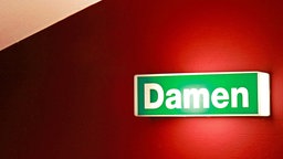 Hinweisschild zur Damentoilette
