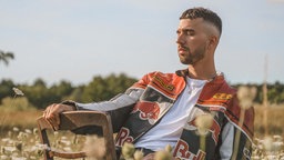 Der Produzent und DJ Karol Tip aus Köln hat in den letzten 15 Jahren mit KünstlernInnen wie LGoony oder Luciano zusammengearbeitet. In seinem Mix liefert er internationale Dance-Hymnen. 
